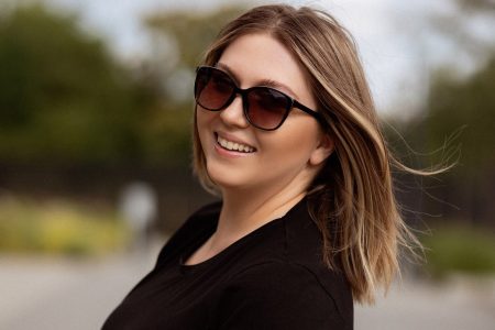 peptydy biomimetyczne uśmiechnięta kobieta w okularach przeciwsłonecznych