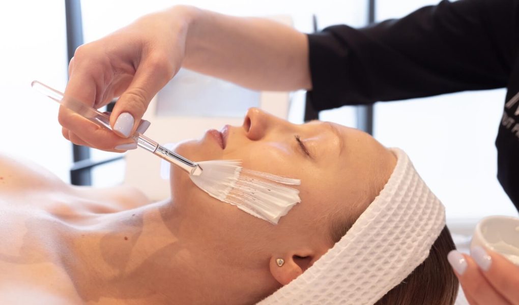 zrelaksowana twarz kobiety w trakcie zabiegu w salonie kosmetycznym Instytut Piękna Masiak