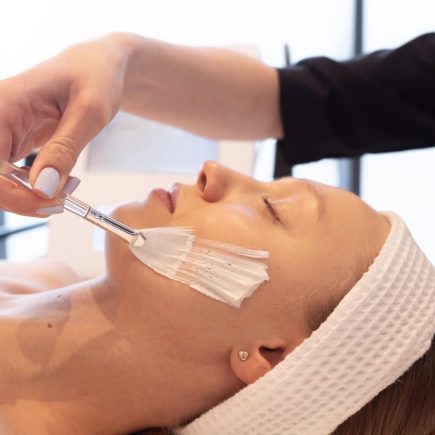 zrelaksowana twarz kobiety w trakcie zabiegu w salonie kosmetycznym Instytut Piękna Masiak
